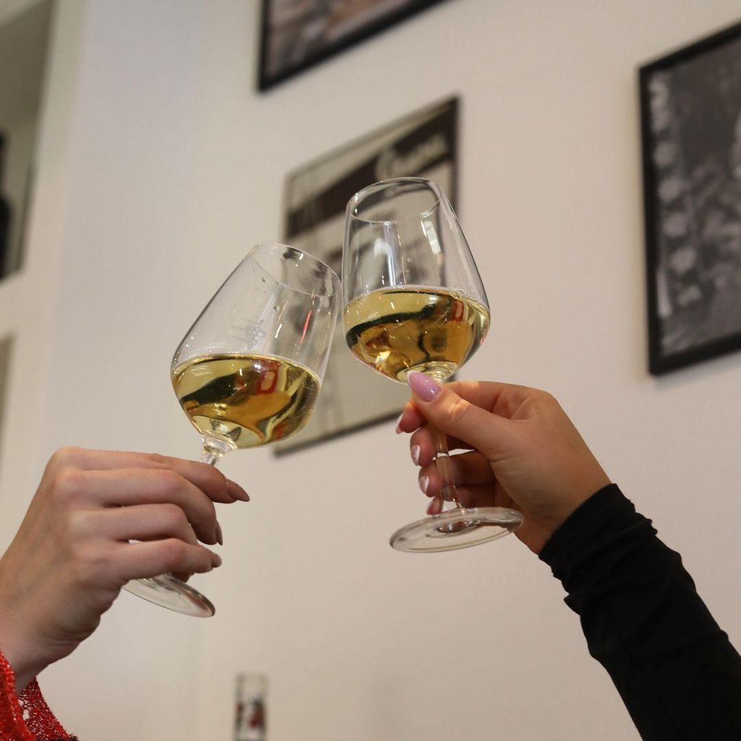 2 verres de vin blanc qui trinque entre eux